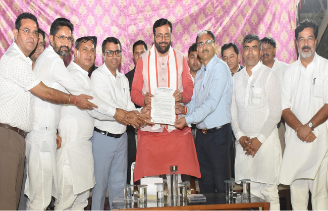 हरियाणा के मुख्यमंत्री नायब सैनी पाेलट्री प्रतिनिधियाें से ज्ञापन लेते हुए हरियाणा के मुख्यमंत्री नायब सैनी पाेलट्री प्रतिनिधियाें से ज्ञापन लेते हुए