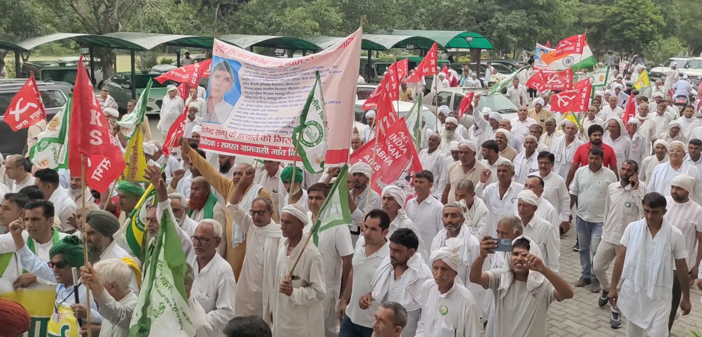 पानीपत में बिल्डर द्वारा किसान विजेंद्र को जिंदा जलाकर मारने के विरोध में प्रदर्शन करते किसान मोर्चा के विभिन्न संगठनों के कार्यकर्ता पानीपत में बिल्डर द्वारा किसान विजेंद्र को जिंदा जलाकर मारने के विरोध में प्रदर्शन करते किसान मोर्चा के विभिन्न संगठनों के कार्यकर्ता