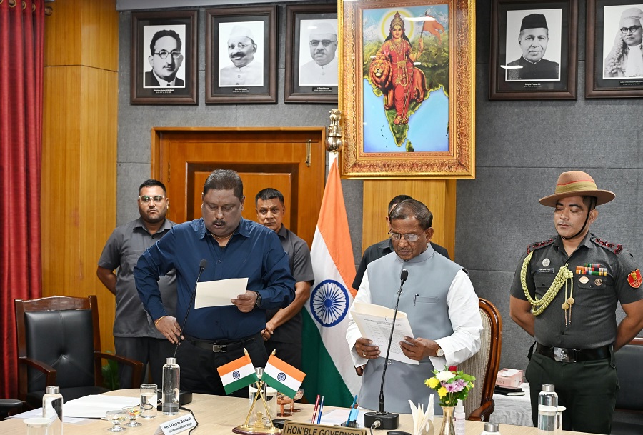 असमः राज्य सूचना आयुक्त को पद एवं गोपनियता की शपथ दिलाते राज्यपाल असमः राज्य सूचना आयुक्त को पद एवं गोपनियता की शपथ दिलाते राज्यपाल