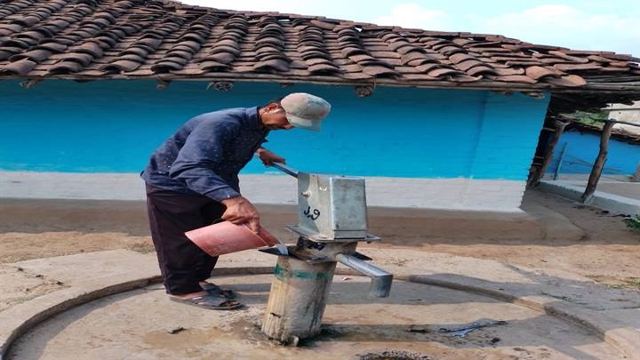 मंडला जिले में स्वच्छ पानी के लिये ग्रामों में क्लोरिनेशन कार्य मंडला जिले में स्वच्छ पानी के लिये ग्रामों में क्लोरिनेशन कार्य