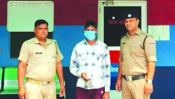 पुलिस गिरफ्त में आरोपित पुलिस गिरफ्त में आरोपित