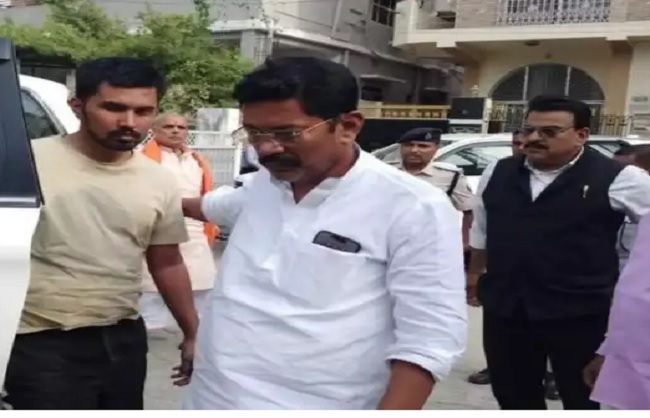 बेटे की सकुशल बरामदी होेने पर मीडिया से मुखातिब होते भाजपा सांसद अशोक यादव बेटे की सकुशल बरामदी होेने पर मीडिया से मुखातिब होते भाजपा सांसद अशोक यादव