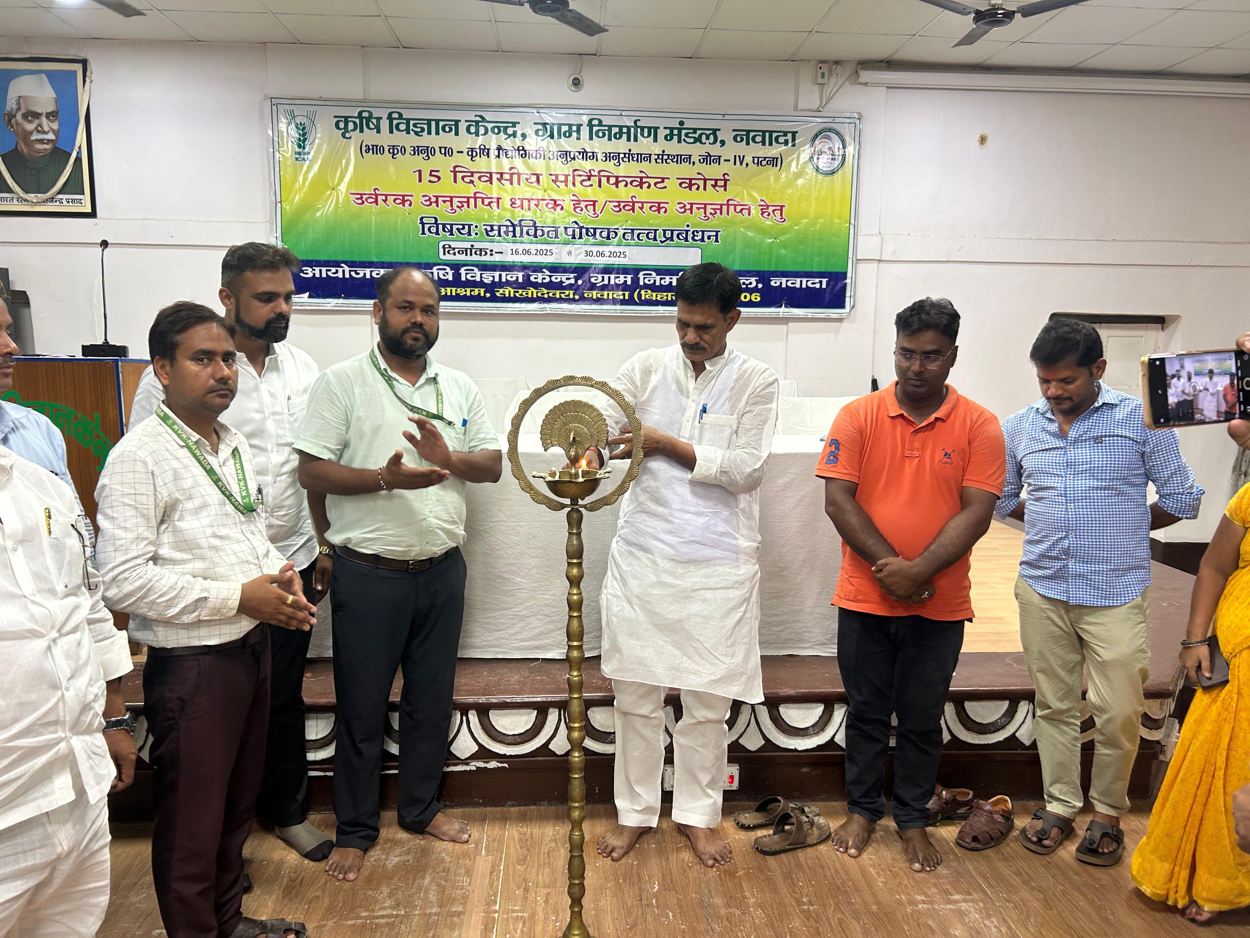 उद्घाटन करते वैज्ञानिक गण