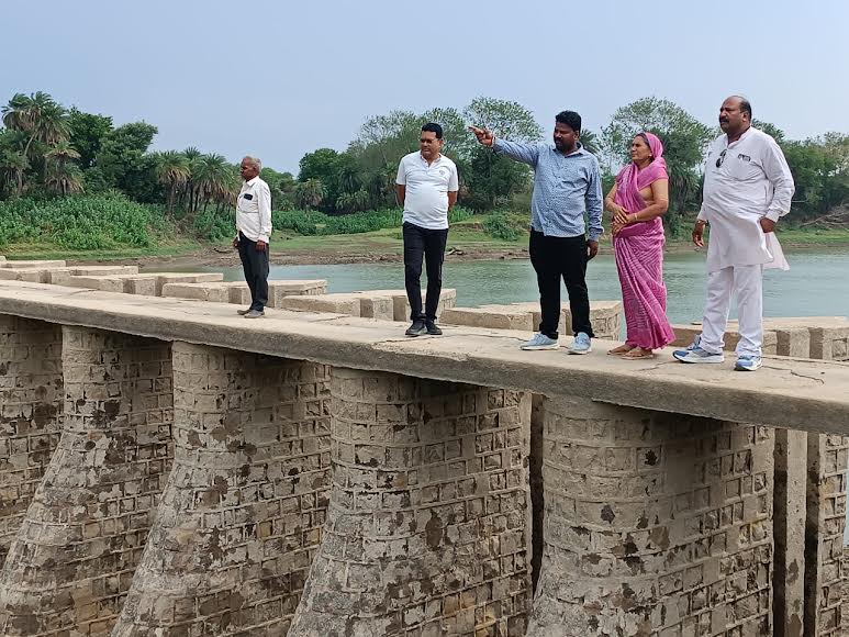 नपाध्यक्ष एवं जलकल सभापति ने किया जल स्तोत्रों ने का निरीक्षण