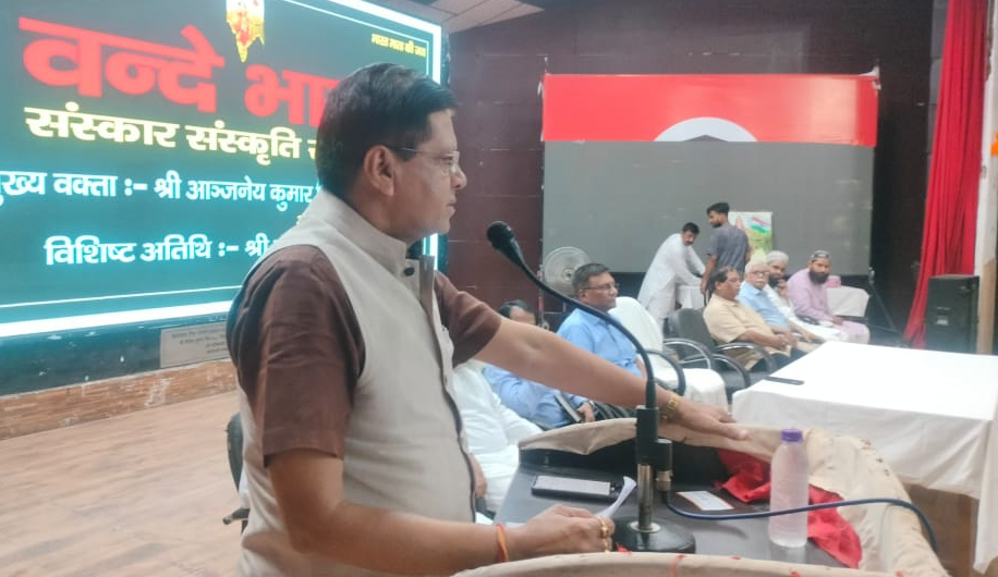 पंचायत भवन में ''युवा भारत में युवाओं के दायित्व'' विषय पर गोष्ठी को संबोधित करते डॉ विशेष गुप्ता । पंचायत भवन में ''युवा भारत में युवाओं के दायित्व'' विषय पर गोष्ठी को संबोधित करते डॉ विशेष गुप्ता ।