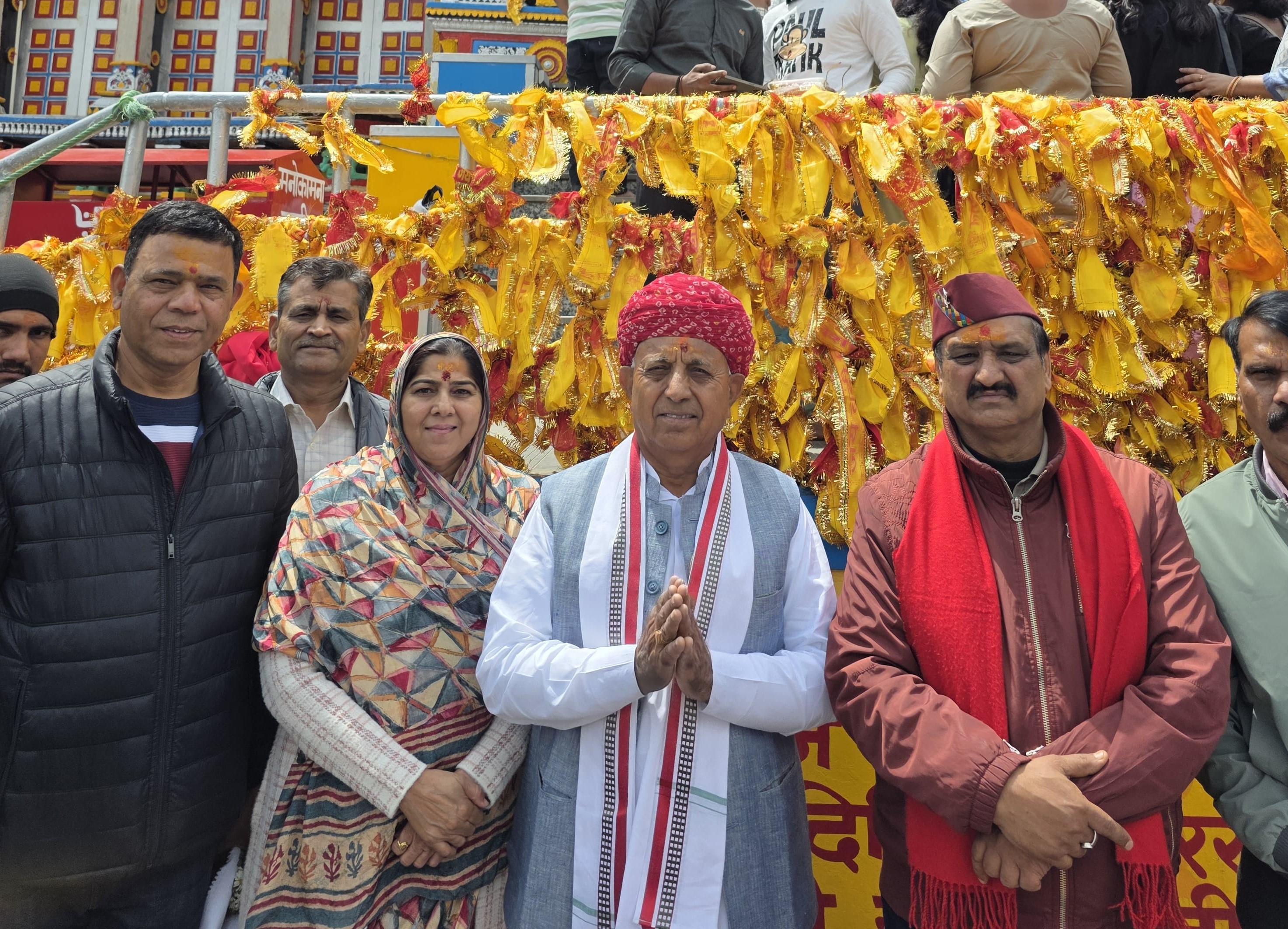 बदरीनाथ धाम में केंद्रीय राज्य मंत्री भागीरथ चौधरी पारिवारिकजनों के साथ।