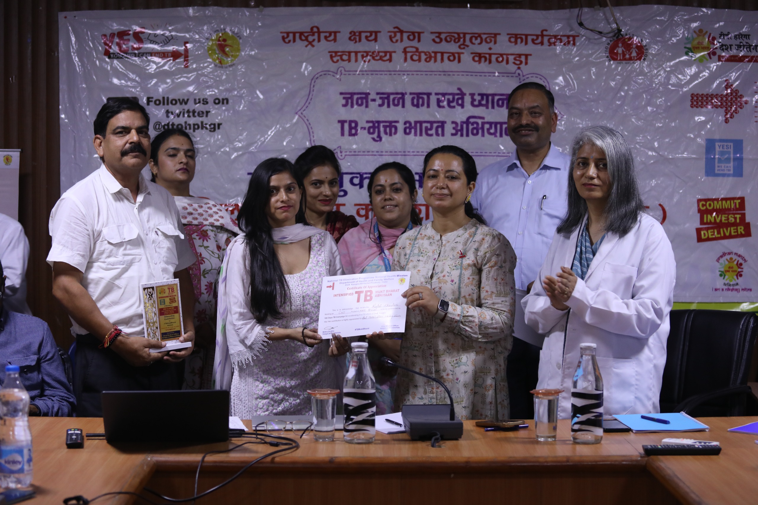 एडीएम कांगड़ा शिल्पी बेकटा टीबी रोग के लिए काम करने वाले ओव सम्मानित करते हुए। एडीएम कांगड़ा शिल्पी बेकटा टीबी रोग के लिए काम करने वाले ओव सम्मानित करते हुए।