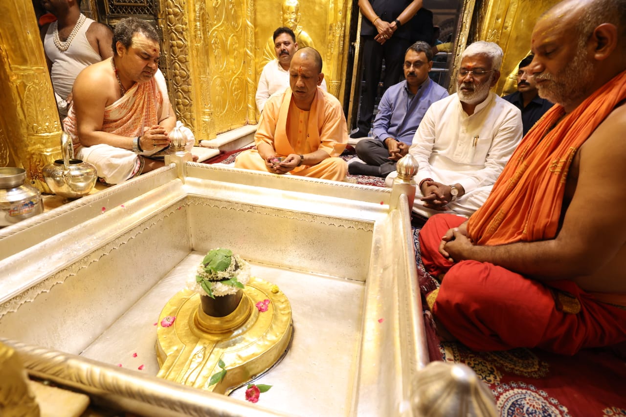 सीएम योगी श्री काशीविश्वनाथ मंदिर में सीएम योगी श्री काशीविश्वनाथ मंदिर में