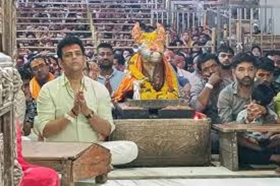 बाबा महाकाल की शरण में पहुंचे अभिनेता व सांसद रविकिशन बाबा महाकाल की शरण में पहुंचे अभिनेता व सांसद रविकिशन