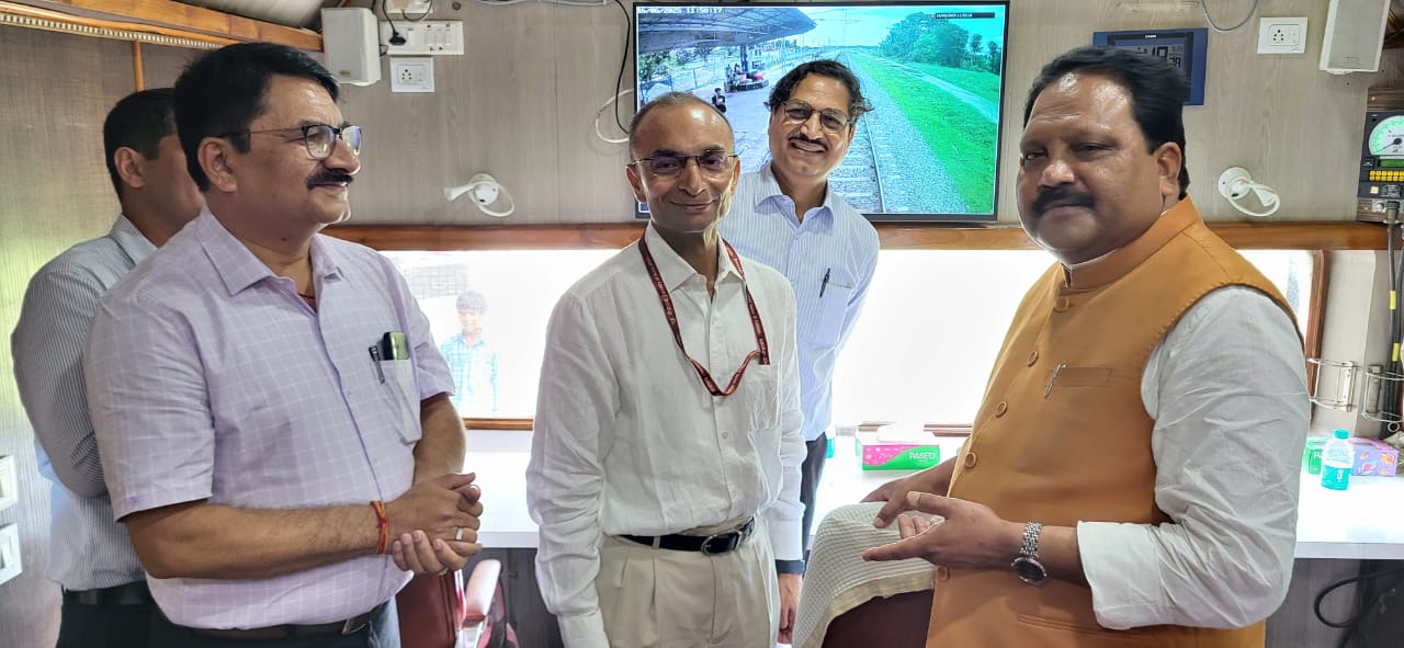 अररिया फोटो: एनएफ रेलवे के जीएम और सांसद अररिया फोटो: एनएफ रेलवे के जीएम और सांसद