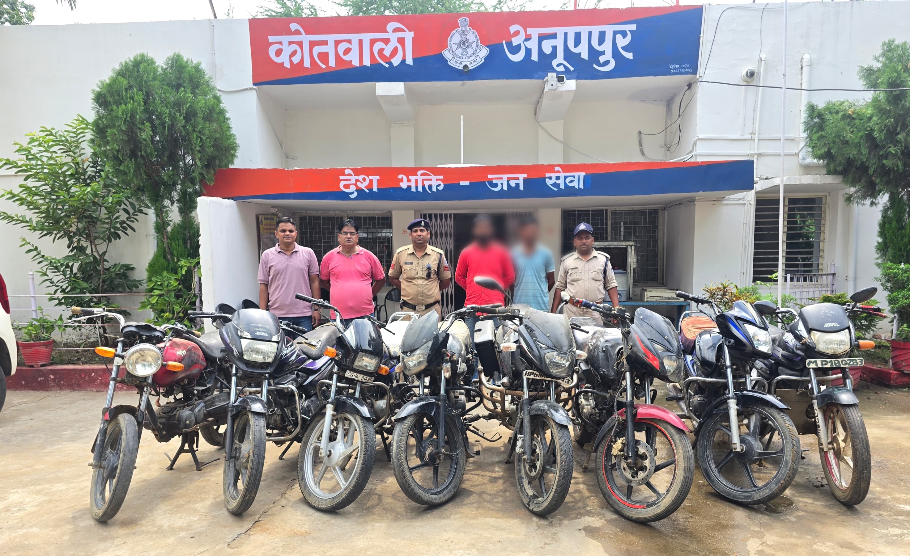 जप्त दो पहिया वाहन के साथ चाेर वा वाहन पकडने वाली टीम जप्त दो पहिया वाहन के साथ चाेर वा वाहन पकडने वाली टीम