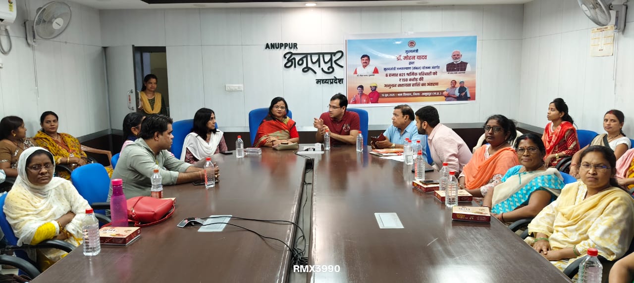 कार्यक्रम का सीधा प्रसारण देखते कार्यक्रम का सीधा प्रसारण देखते