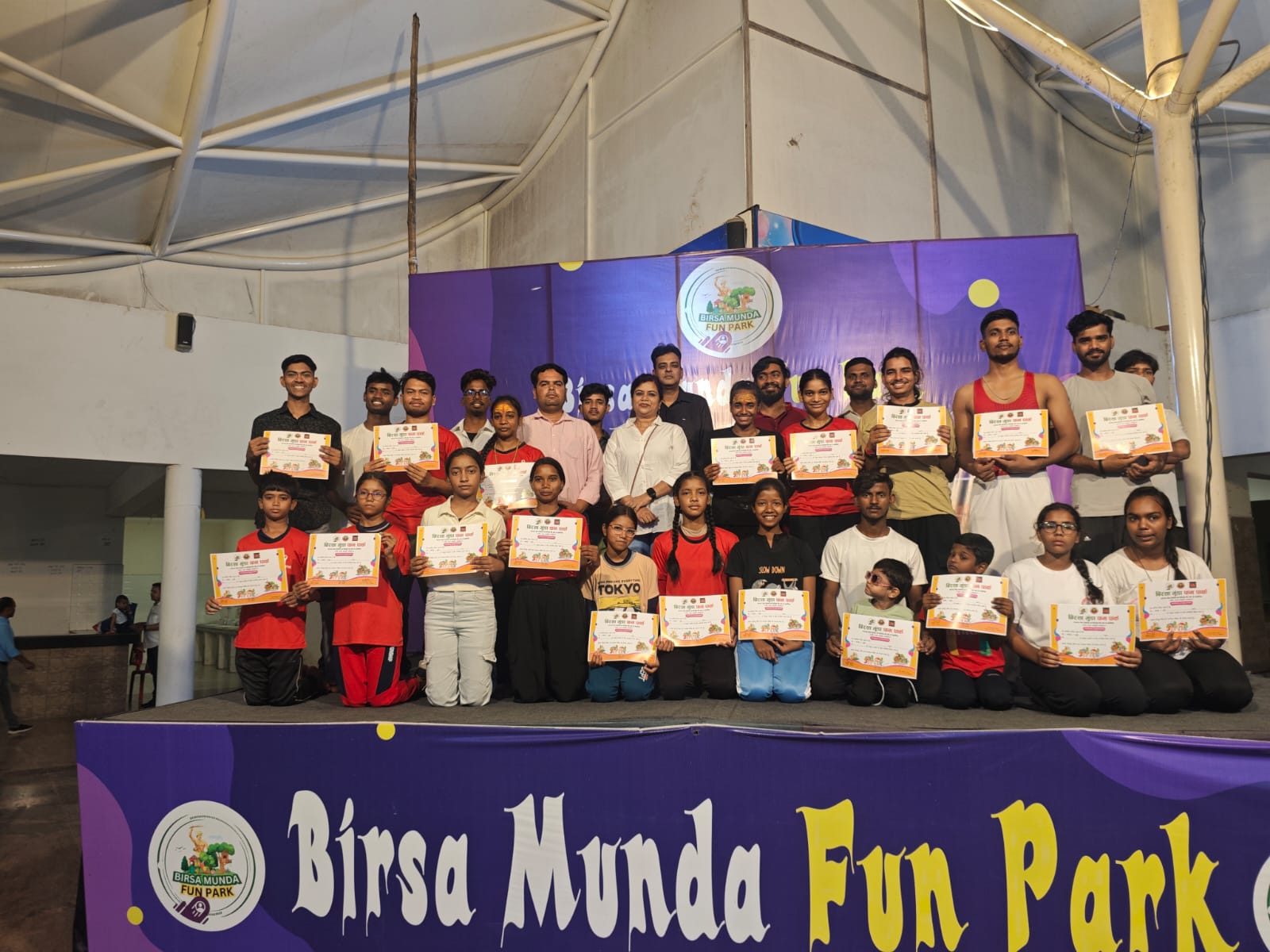 योगा कार्यक्रम में शामिल मुख्य अतिथि व अन्य योगा कार्यक्रम में शामिल मुख्य अतिथि व अन्य