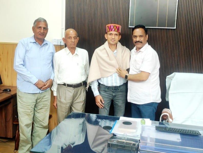 शाल टोपी लगा सम्मानित करते शाल टोपी लगा सम्मानित करते