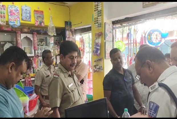 सिलीगुड़ी में फर्जी आधार, वोटर और पैन कार्ड सेंटर में पुलिस अधिकारी सिलीगुड़ी में फर्जी आधार, वोटर और पैन कार्ड सेंटर में पुलिस अधिकारी