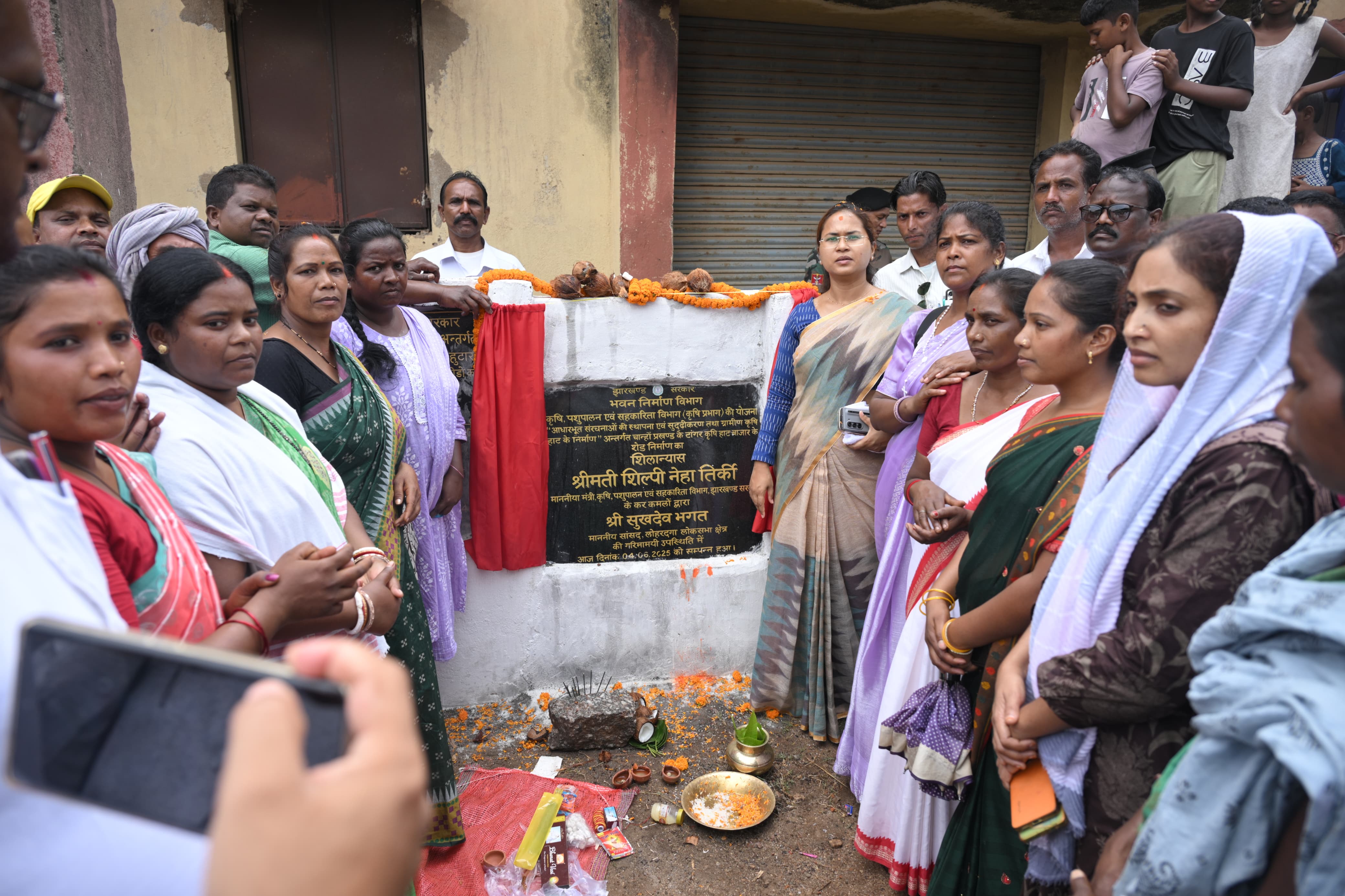 शिलान्यास कार्यक्रम में शामिल मंत्री शिल्पी नेहा तिर्की और अन्य शिलान्यास कार्यक्रम में शामिल मंत्री शिल्पी नेहा तिर्की और अन्य