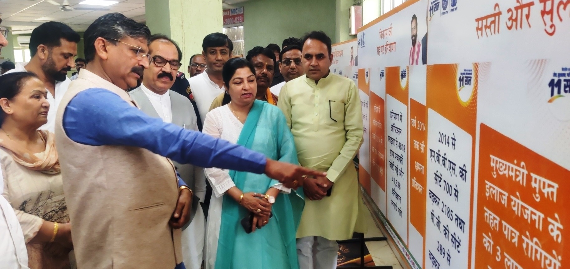 प्रदर्शनी का अवलोकन करते मंत्री कृष्ण बेदी। प्रदर्शनी का अवलोकन करते मंत्री कृष्ण बेदी।