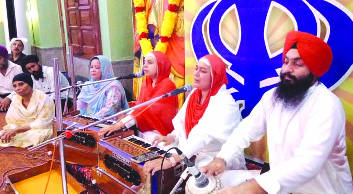 कीर्तन करते सिख समंुदाय के लोग कीर्तन करते सिख समंुदाय के लोग