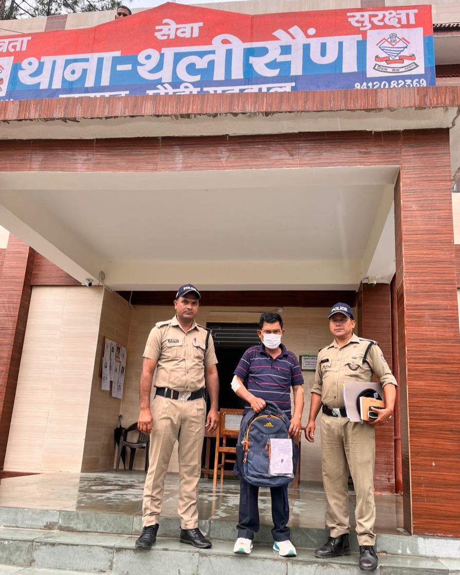 पुलिस की गिरफ्त में शातिर चोर पुलिस की गिरफ्त में शातिर चोर