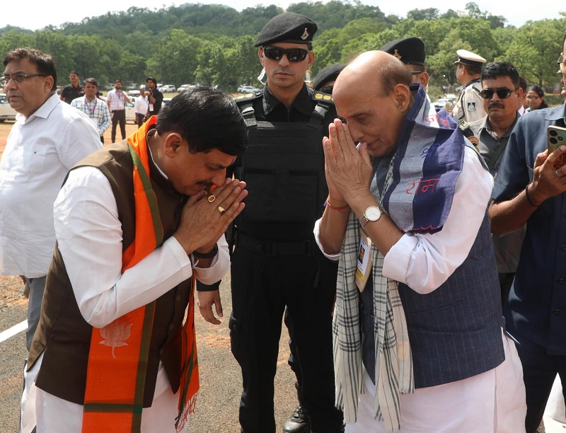मुख्यमंत्री डॉ. मोहन यादव ने रक्षा मंत्री को पचमढ़ी हैलीपेड से विदाई दी।
