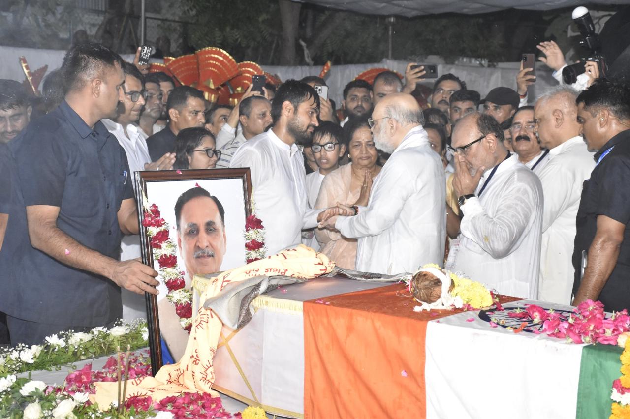 अमित शाह समेत कई नेताओं ने श्रद्धांजलि दी अमित शाह समेत कई नेताओं ने श्रद्धांजलि दी