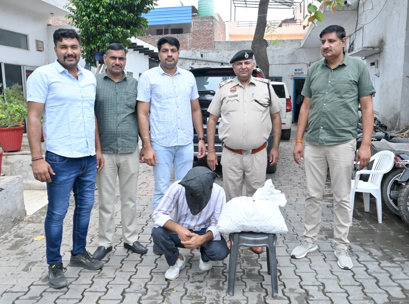 पुलिस हिरासत में नशा तस्कर पुलिस हिरासत में नशा तस्कर