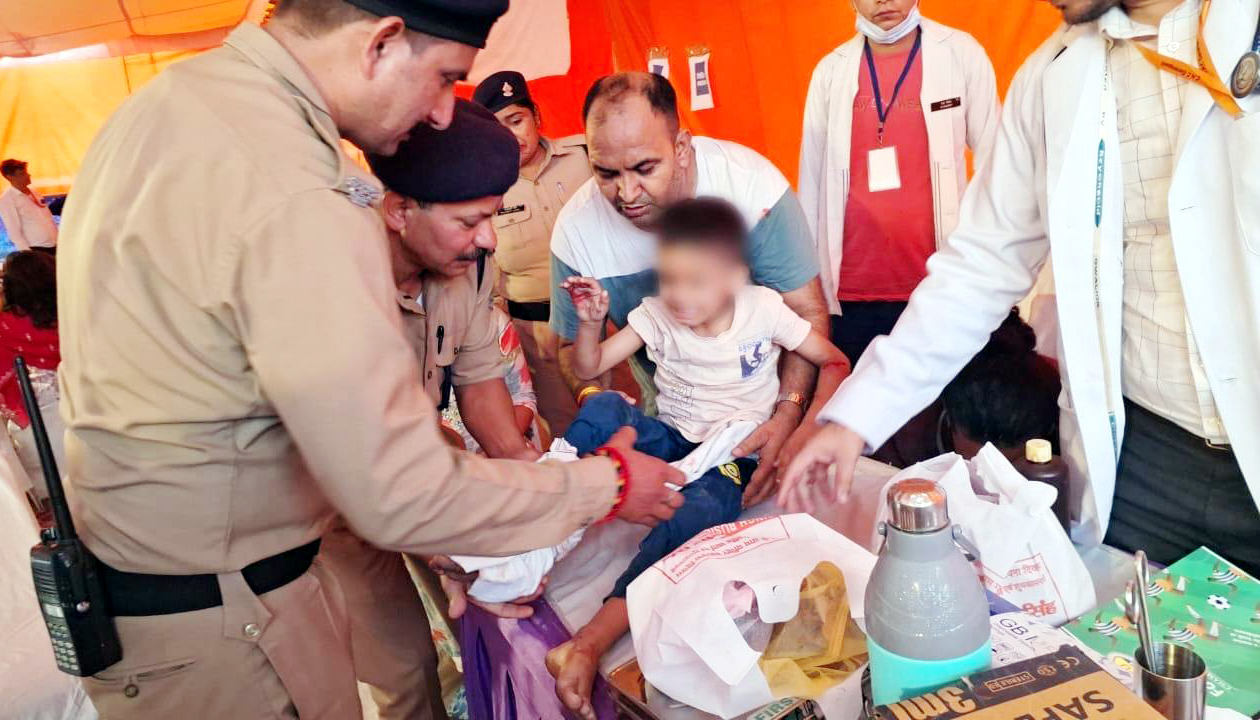 घायल बालक को स्थानीय चिकित्सा केंद्र लेकर पहंुचे पुलिस कर्मी। घायल बालक को स्थानीय चिकित्सा केंद्र लेकर पहंुचे पुलिस कर्मी।