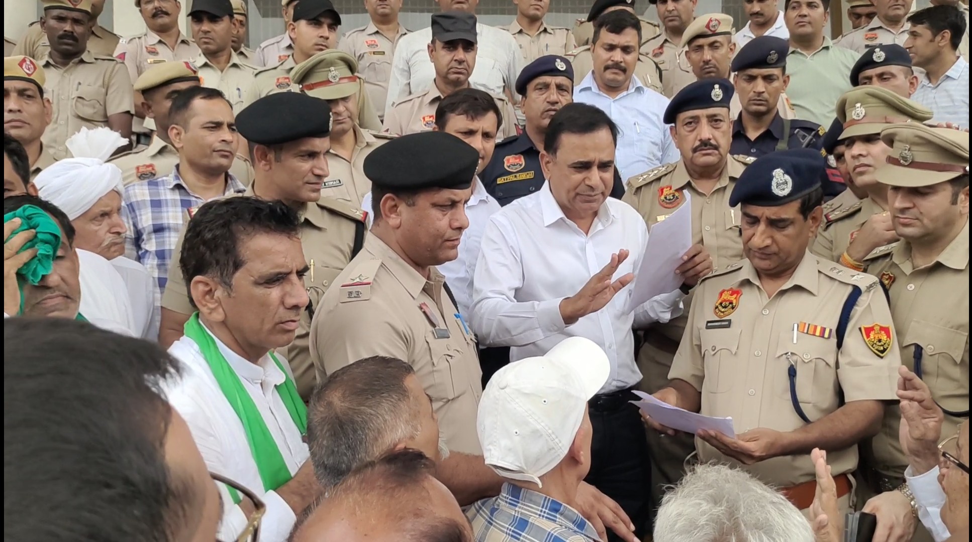 पानीपत लघु सचिवालय में डीसी व एसपी को ज्ञापन देते संयुक्त किसान मोर्चा के पदाधिकारी पानीपत लघु सचिवालय में डीसी व एसपी को ज्ञापन देते संयुक्त किसान मोर्चा के पदाधिकारी