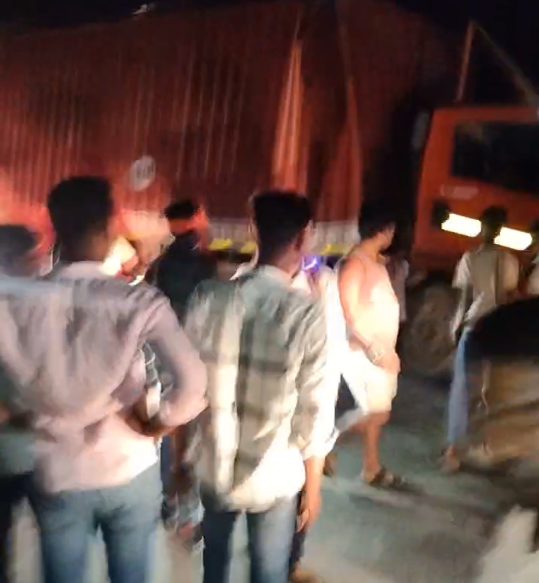 पकड़ा गया डीसीएम वाहन