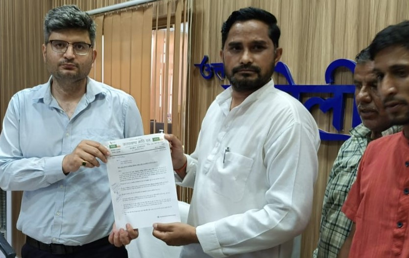 गोपेश्वर में जिलाधिकारी को ज्ञापन सौंपते हुए उका्रंद। गोपेश्वर में जिलाधिकारी को ज्ञापन सौंपते हुए उका्रंद।