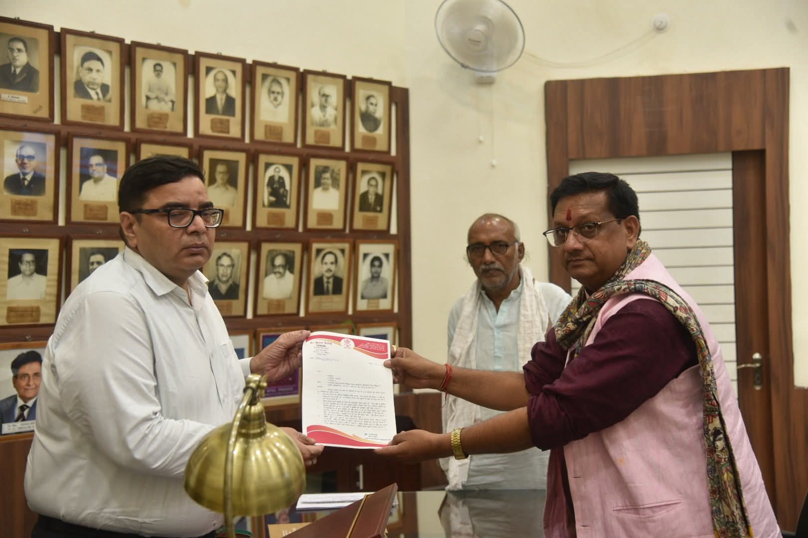 आवेदन देते विधायक आवेदन देते विधायक