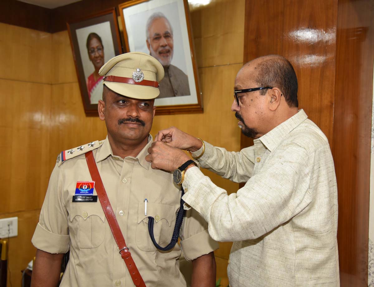 राज्यपाल  रमेन डेका निरीक्षक नीलकिशोर  अवस्थी काे  उनके कंधे पर उप पुलिस  अधीक्षक का रैंक लगाते