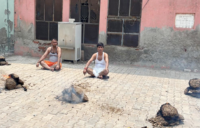 सोनीपत: जिला पार्षद संजय बड़वासनिया बीडीपीओ दफ्तर के बाहर धुना लगाकर प्रदर्शन करते हुए। सोनीपत: जिला पार्षद संजय बड़वासनिया बीडीपीओ दफ्तर के बाहर धुना लगाकर प्रदर्शन करते हुए।