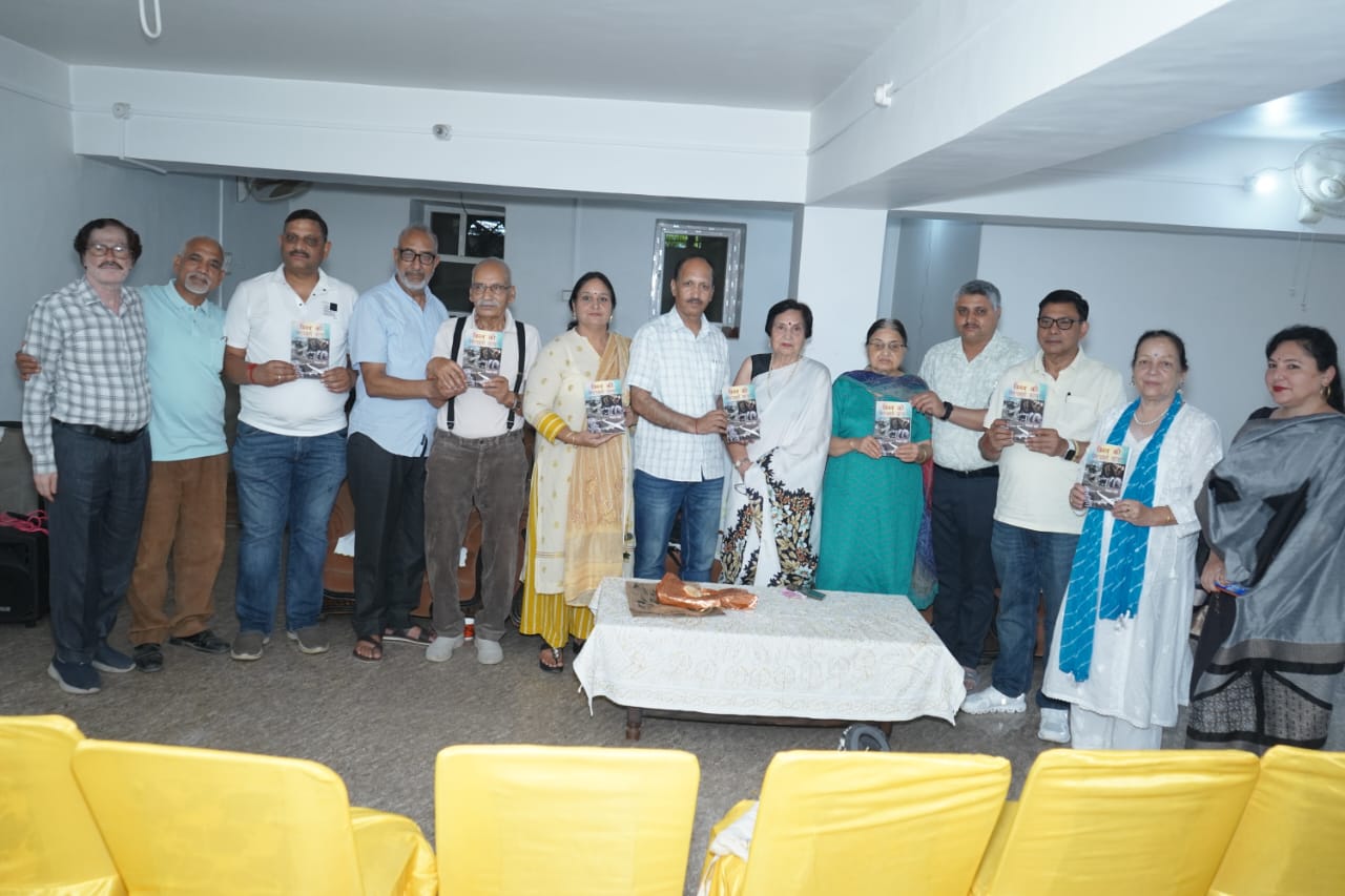 विश्व की रोमांचकारी घटनाएं का विमोचन करते हुए साहित्यकार विश्व की रोमांचकारी घटनाएं का विमोचन करते हुए साहित्यकार