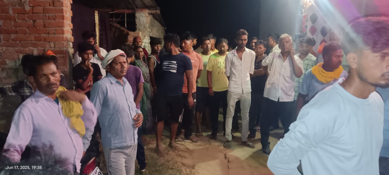 मौके पर उपस्थित ग्रामीण मौके पर उपस्थित ग्रामीण
