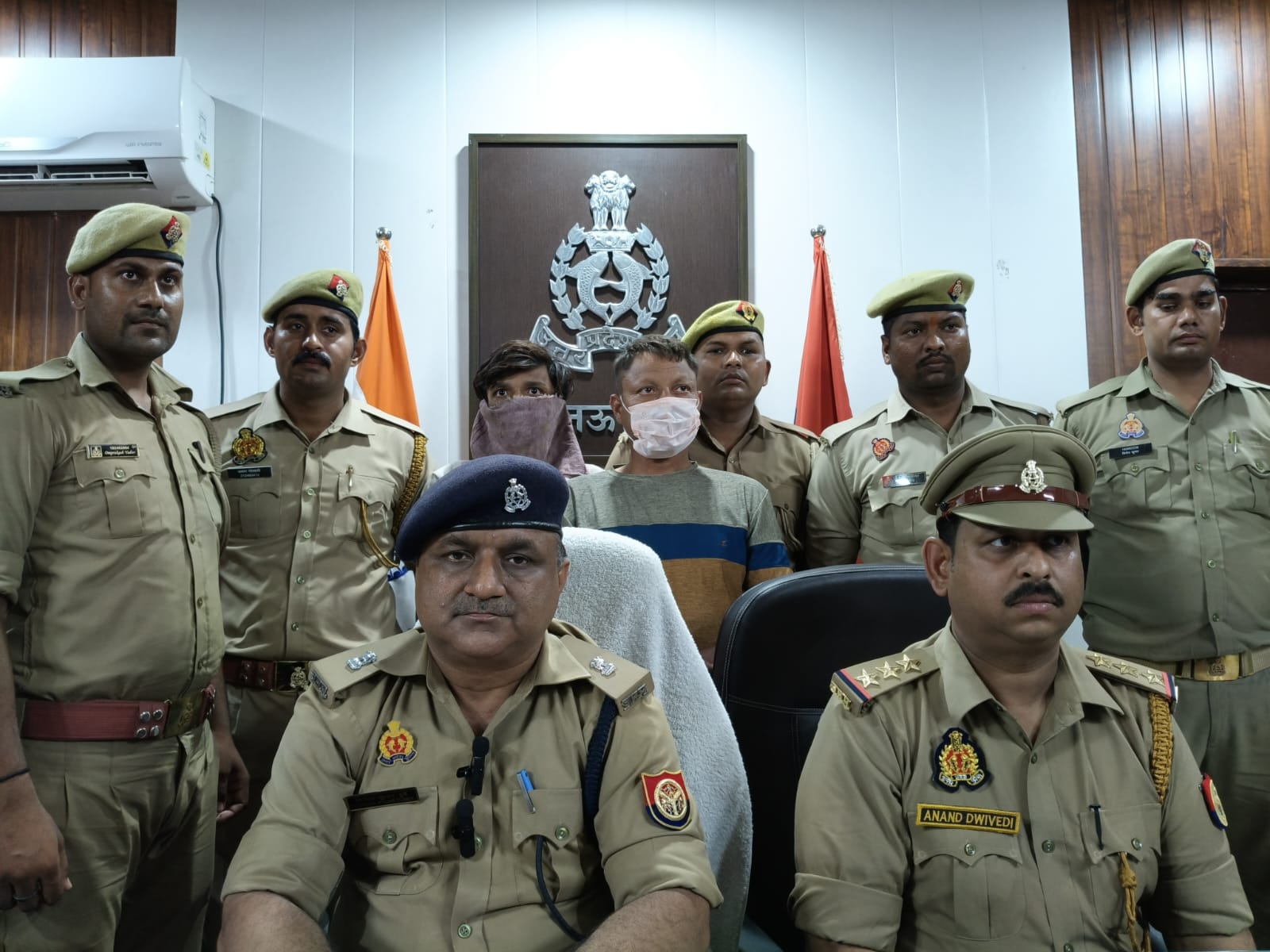 हत्या की घटना का खुलासा करते पुलिस अधिकारी हत्या की घटना का खुलासा करते पुलिस अधिकारी