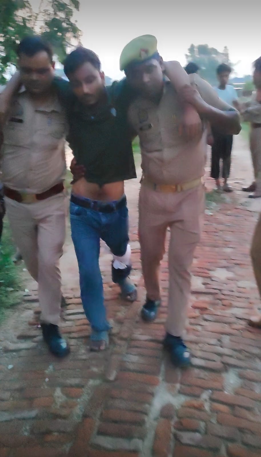 पुलिस मुठभेड़ में तीन शातिर लुटेरे गिरफ्तार पुलिस मुठभेड़ में तीन शातिर लुटेरे गिरफ्तार