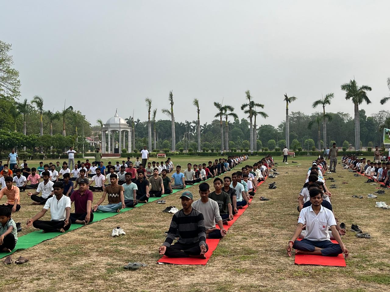 सी एस ए विश्वविद्यालय में सामूहिक योगाभ्यास करते हुए छात्र सी एस ए विश्वविद्यालय में सामूहिक योगाभ्यास करते हुए छात्र