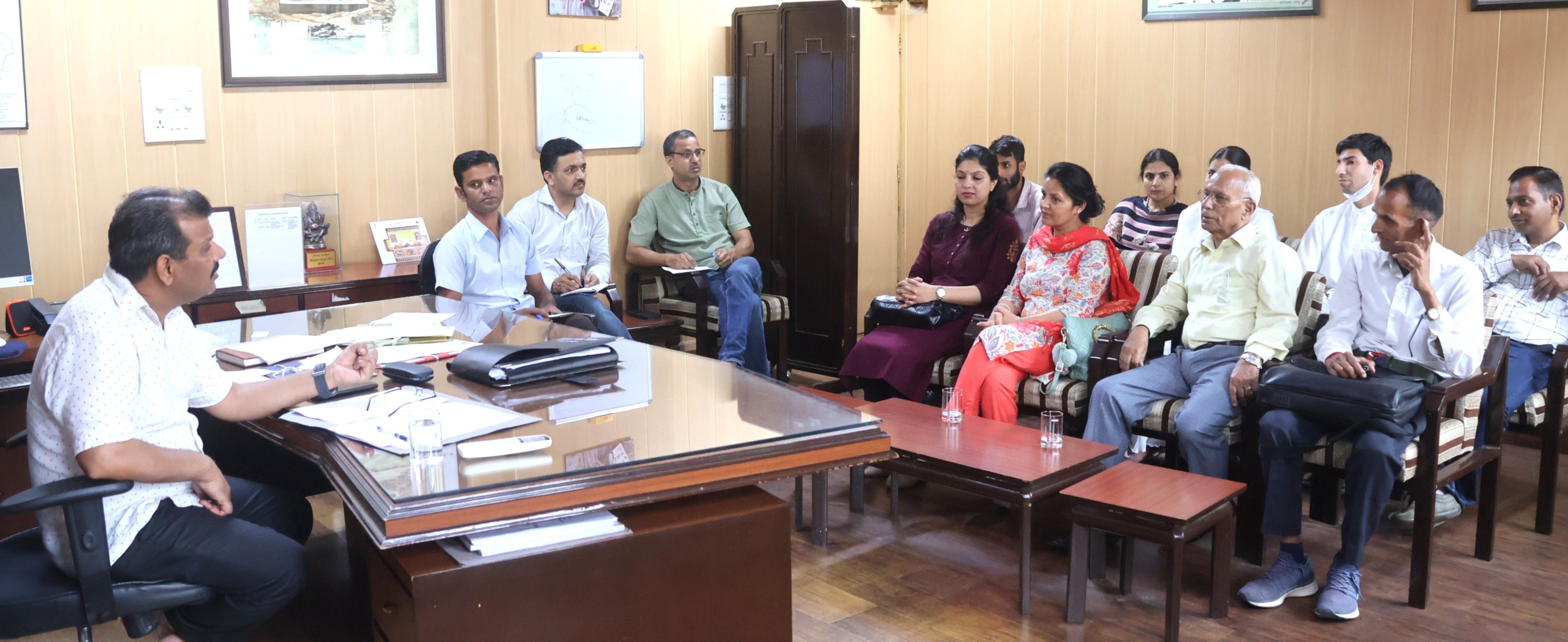 बैठक की अध्यक्ष्ता करते हुए एडीएम डा. मदन कुमार बैठक की अध्यक्ष्ता करते हुए एडीएम डा. मदन कुमार