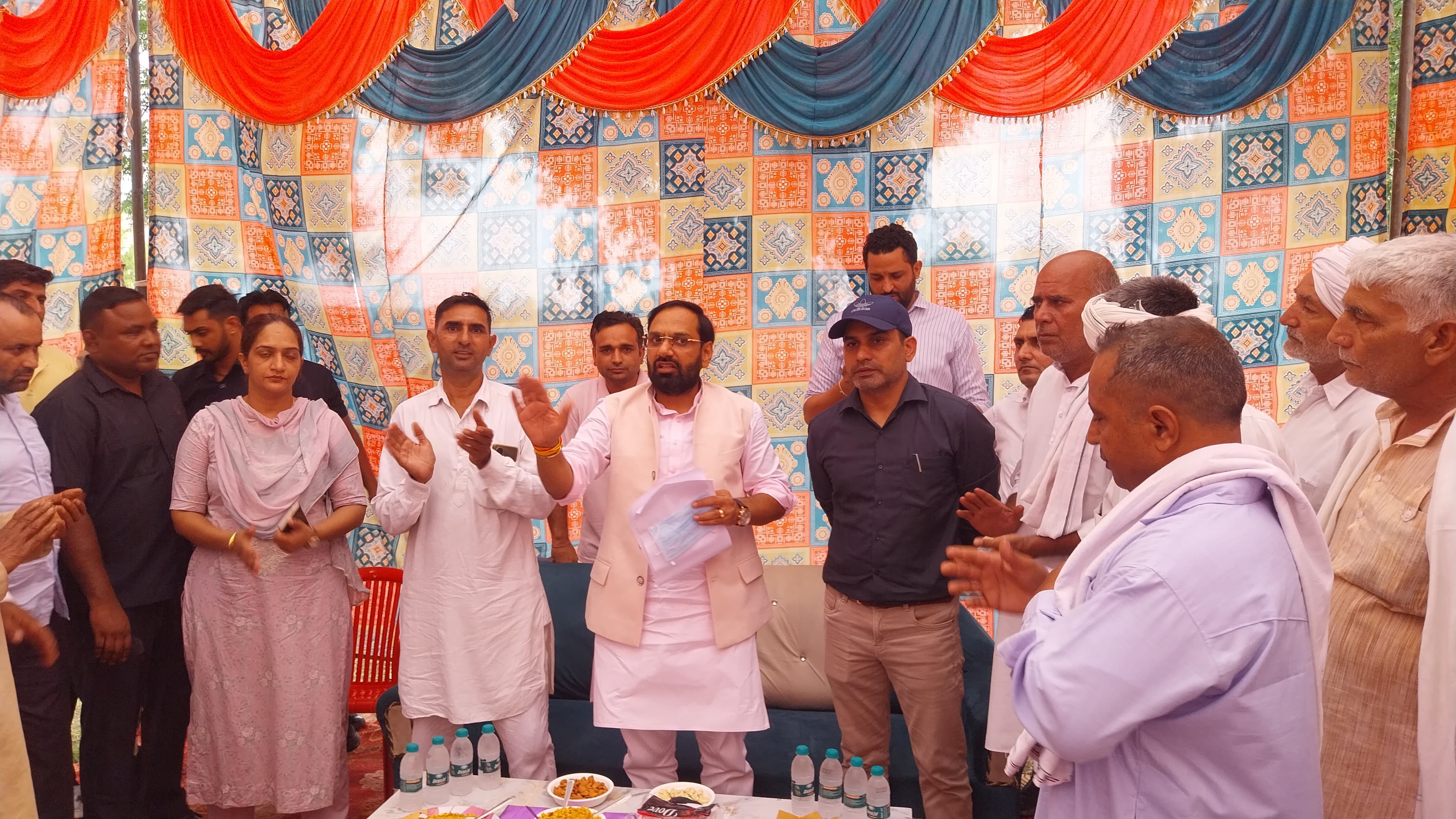 जन स्वास्थ्य विभाग की योजना को लेकर जानकारी देते हुए विधायक देवेंद्र चतरभुज अत्री। जन स्वास्थ्य विभाग की योजना को लेकर जानकारी देते हुए विधायक देवेंद्र चतरभुज अत्री।