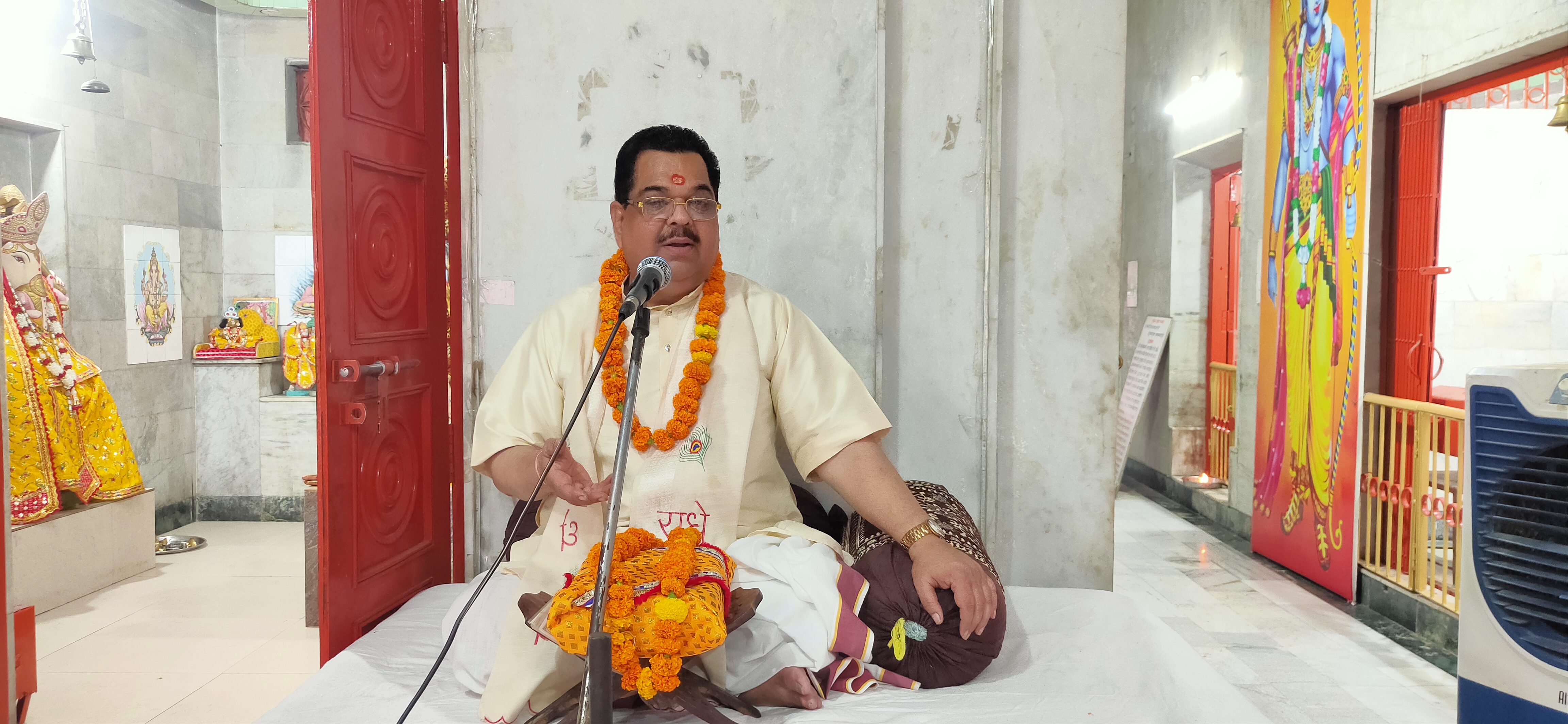 शिव शक्ति मंदिर में पांच दिवसीय श्रीरामकथा के शुभारंभ पर कथा का रसपान कराते पंडित बृजेश पाठक। शिव शक्ति मंदिर में पांच दिवसीय श्रीरामकथा के शुभारंभ पर कथा का रसपान कराते पंडित बृजेश पाठक।
