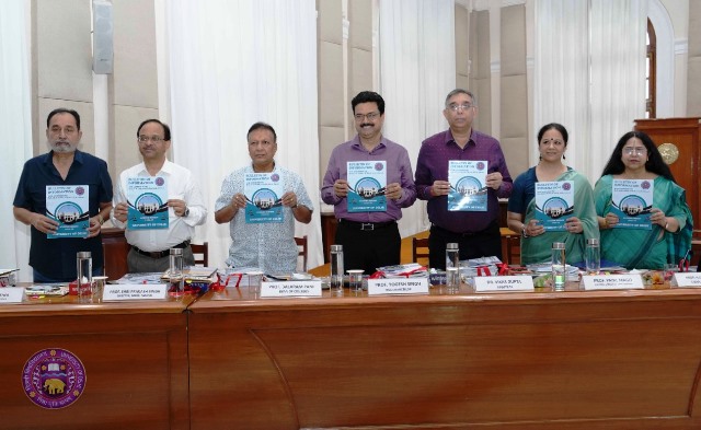 दिल्ली विश्वविद्यालय (डीयू) के कुलपति प्रो. योगेश सिंह मंगलवार को एक संवाददाता सम्मेलन के दौरान दिल्ली विश्वविद्यालय (डीयू) के कुलपति प्रो. योगेश सिंह मंगलवार को एक संवाददाता सम्मेलन के दौरान