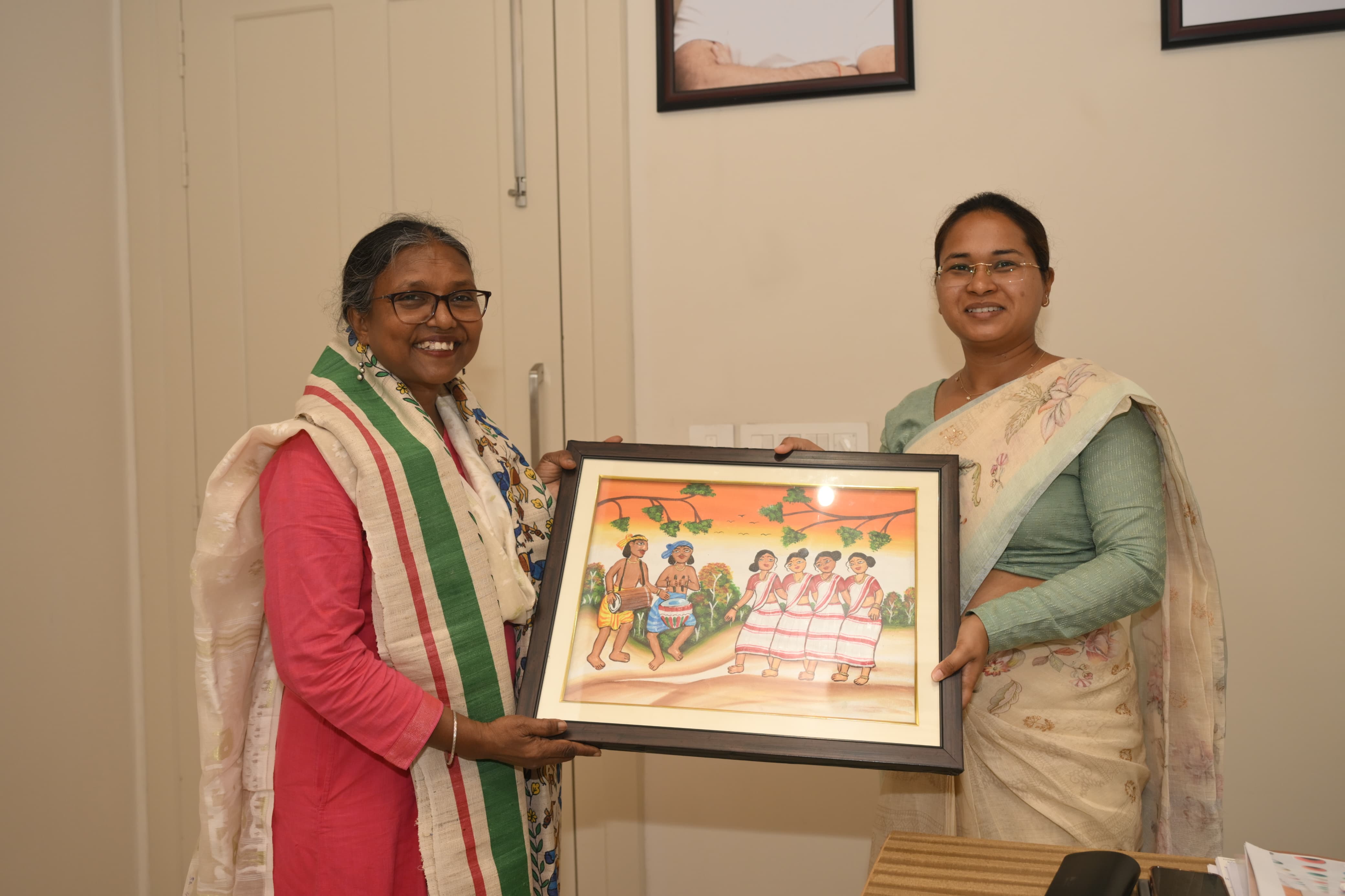 मुलाकात के दौरान मंत्री शिल्पी नेहा तिर्की और यूनेस्को की चेयरपर्सन डॉ सोनाझारिया मिंज मुलाकात के दौरान मंत्री शिल्पी नेहा तिर्की और यूनेस्को की चेयरपर्सन डॉ सोनाझारिया मिंज