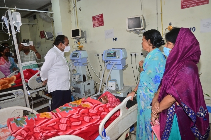 निरीक्षण के क्रम में स्वास्थ्य मंत्री इरफान अंसारी निरीक्षण के क्रम में स्वास्थ्य मंत्री इरफान अंसारी