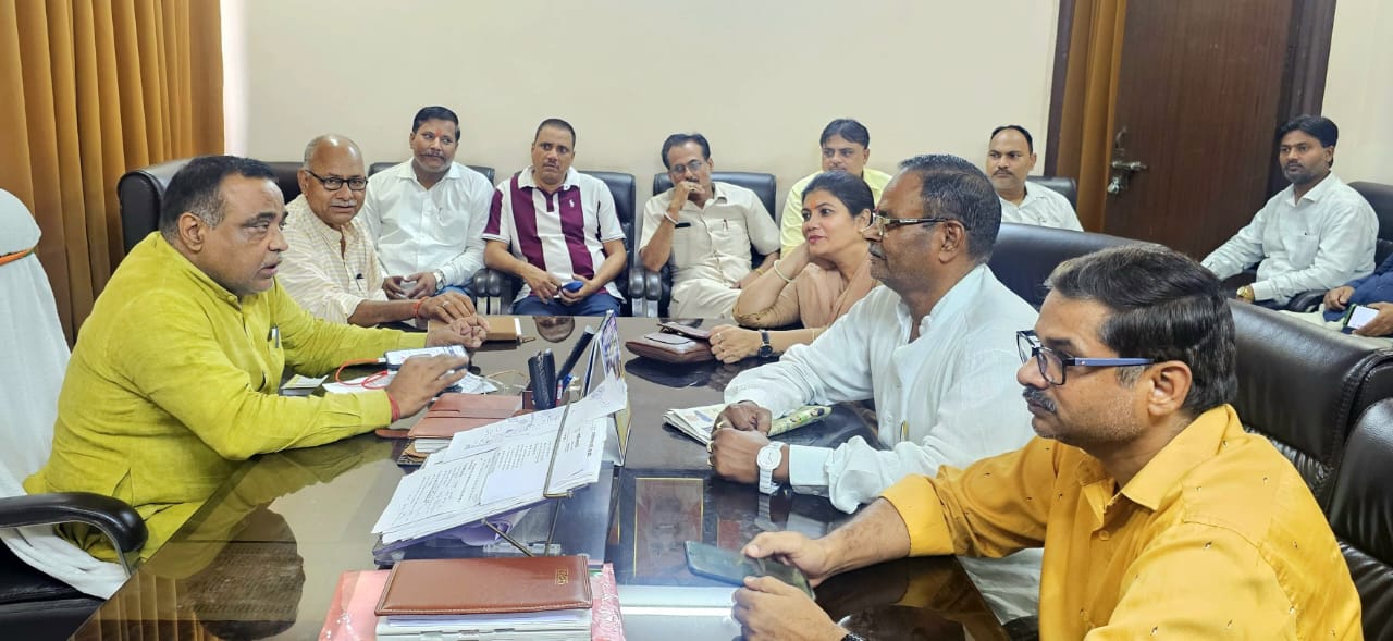 जानकारी देते बैठक में जिलाध्यक्ष दक्षिण शिवराम सिंह जानकारी देते बैठक में जिलाध्यक्ष दक्षिण शिवराम सिंह