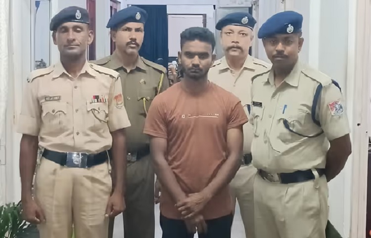 अगरतला रेलवे स्टेशन पर गिरफ्तार अवैध बांग्लादेशी नागरिक की तस्वीर अगरतला रेलवे स्टेशन पर गिरफ्तार अवैध बांग्लादेशी नागरिक की तस्वीर
