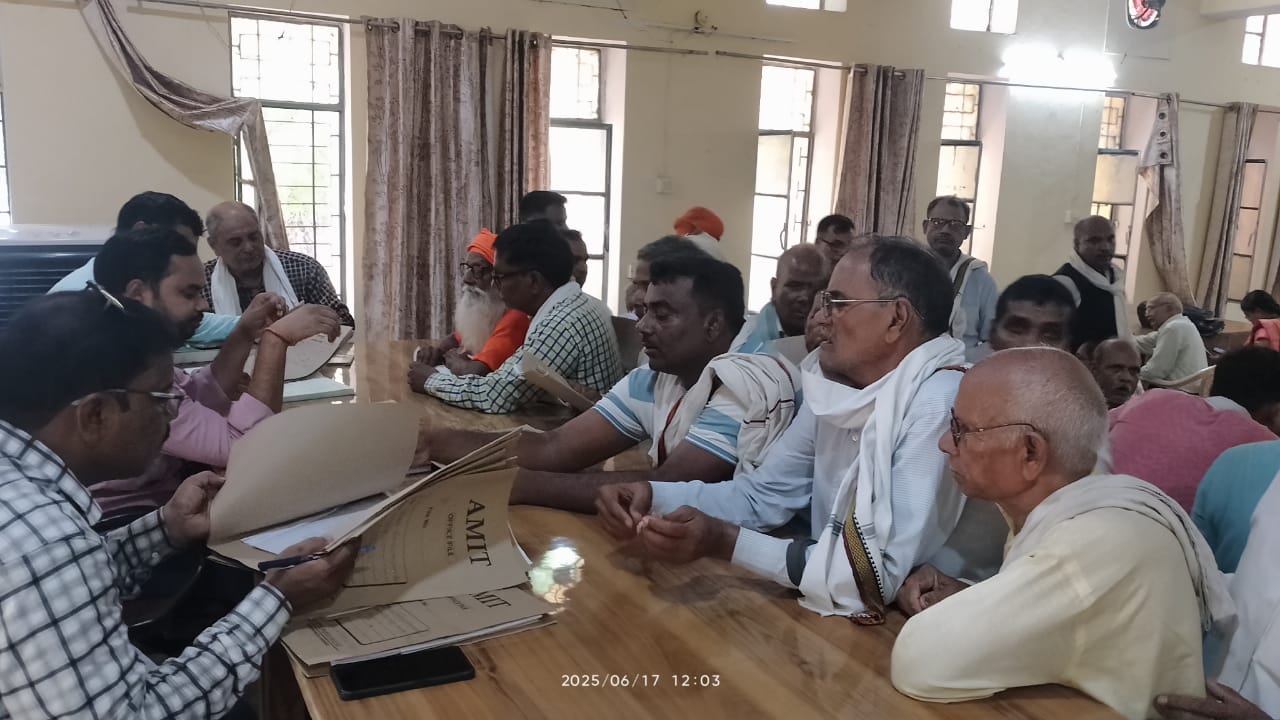 चुनार तहसील सभागार में किसानों कि समस्याओं को सुनते नायब तहसीलदार, राजस्व निरीक्षक व अन्य। चुनार तहसील सभागार में किसानों कि समस्याओं को सुनते नायब तहसीलदार, राजस्व निरीक्षक व अन्य।