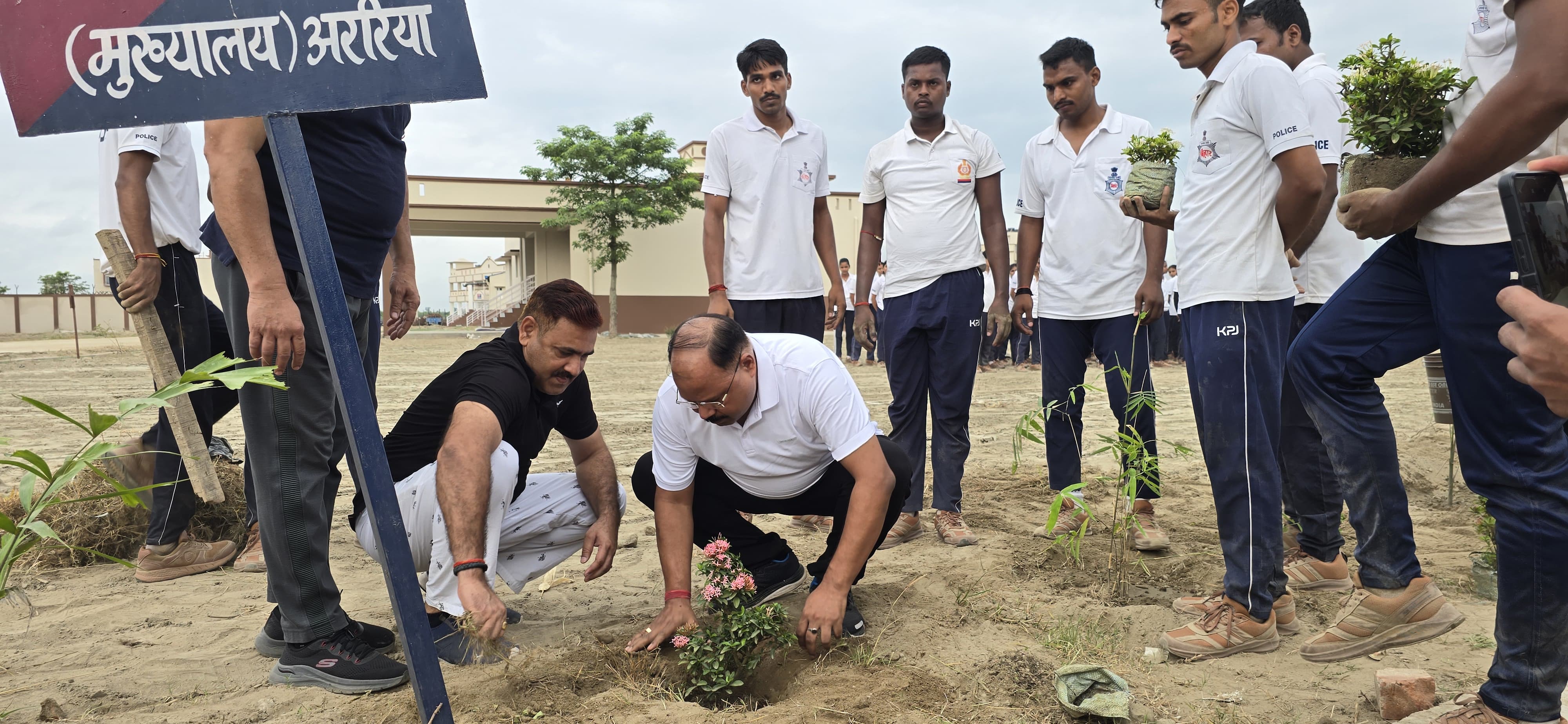 अररिया फोटो:एसपी और सदर एसडीपीओ वृक्षारोपण करते अररिया फोटो:एसपी और सदर एसडीपीओ वृक्षारोपण करते