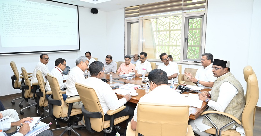 बैठक लेते हुए मंत्री विश्वास कैलाश सारंग बैठक लेते हुए मंत्री विश्वास कैलाश सारंग