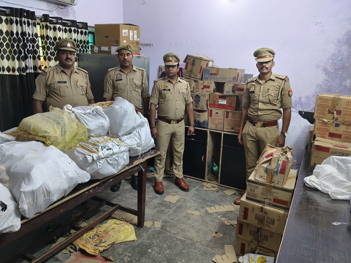 अवैध शराब के साथ पुलिस